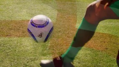 Futbolcu sahada top fırlatıyor, ayaklarıyla ve göğsüyle hokkabazlık yapıyor, futbol antrenmanlarını gösteriyor. Sporcu, spor, çeviklik, açık hava, teknik, fitness, yarışma