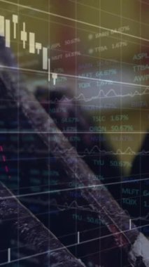 Metal eşyalar üzerinde finansal grafiklerin ve simgelerin canlandırılması. tarım, finans ve ekonomi konsepti dijital olarak üretilen video.