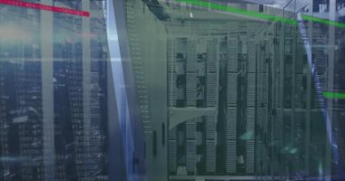 Açılış çekimi başlatılıyor. Bu sırada sunucu rafı veri akışını gösteren kod soluklaştırma çubukları devreye giriyor. Teknoloji, veri, siber güvenlik, ağ, altyapı, dijital, yenilik