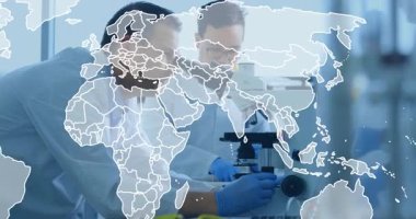 Laboratuar araştırmacıları mikroskoba yaklaşıp haritayı etkinleştirerek pipetleme örnek paylaşım sonuçlarını örtüyor. Bilim, işbirliği, yenilik, teknoloji, kesinlik, araştırma, keşif