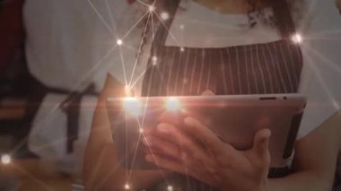 Cafe barista tablet ekranını tıklatıyor ve dijital siparişleri izlerken ağ grafiğini etkinleştiriyor. Teknoloji, yenilik, işbirliği, konukseverlik, modern iletişim, verimlilik