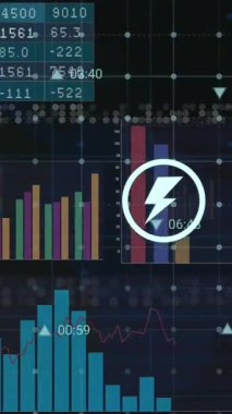 Siyah arkaplan üzerinde dijital simgelerin ve istatistiksel veri işlemlerinin animasyonu. Bilgisayar arayüzü ve iş veri teknolojisi kavramı