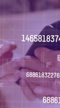 Beyaz bir kadının terminalle ödediği veri işleme animasyonu. küresel iş ve dijital arayüz kavramı dijital olarak oluşturulmuş video.