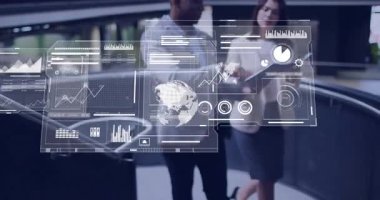 İş arkadaşları 3 boyutlu panelleri çalıştırarak atriyum korkuluklarında yürüyorlar ve kararları karşılaştırıyorlar. İşbirliği, yenilik, teknoloji, şirket, analitik, takım çalışması, fütürist