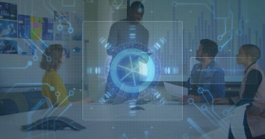 Cam duvarlı odada, gelecekteki holografik arayüzü olan veri tartışmasını sunan adam. İşbirliği, yenilik, teknoloji, takım çalışması, şirket, üretkenlik, dijital