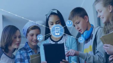 Okul koridorunda tablet kullanan beş öğrenci animasyon müzik ve teknoloji ağı oluşturuyor. İşbirliği, yenilik, gençlik, bağlantı, teknoloji, eğitim, iletişim