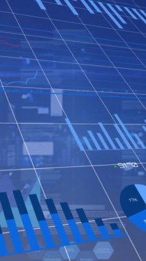 Alacakaranlıkta elektrik direklerinin üzerine yerleştirilmiş finansal grafiklerin animasyonu. Küresel işletme finansmanı ve veri işleme kavramı dijital olarak oluşturulmuş video.