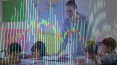 Öğretmen elini masaya koyuyor ve eğilip not defterine eğiliyor. Eğitimdeki çocuklara rehberlik ediyor. Eğitim, sınıf, öğretim, öğrenme, genç öğrenciler, çocukluk, akıl hocalığı