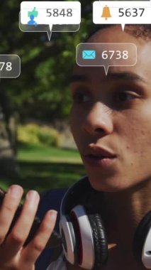 Cep telefonu hoparlöründen konuşan bir kadın için çoklu uyarı çubuğu. Dijital bileşim, çoklu pozlama, iş, sosyal medya anımsatıcı ve teknoloji kavramı.