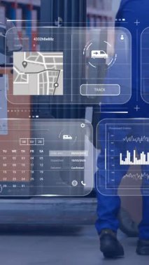 Depodaki beyaz adamın ekranındaki verilerin animasyonu. Küresel ağlar, işletmeler, finansmanlar, hesaplama ve veri işleme kavramı dijital olarak oluşturuldu.