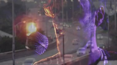 Erkek şarkıcı mikrofon tutuyor ve müzik prodüksiyonunda şeffaf karayolu eşliğinde vokalleri başlatıyor. Performans, sahne, aydınlanma, şehir, ortam, hareket, içgözlem