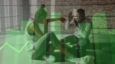 Boks koçu, eldiven giymiş eğitim öğrencileri için hedef topluyor. Yumruk tokuşturmayı bitiren kombinasyonlar atıyor. Fitness, training, sports, strength, determination, motivasyon, wellness