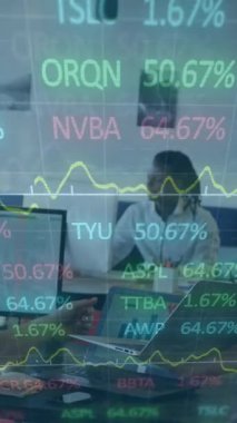 Grafiklerin animasyonu, ticaret kurulu, çok ırklı iş arkadaşlarının ofiste dizüstü bilgisayarla raporları tartışması. Dijital bileşik, çoklu pozlama, takım çalışması, finans, borsa, yatırım ve teknoloji.