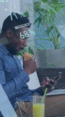 İstatistiksel veri işleme dizüstü bilgisayar kullanan ve abur cubur yiyen Afro-Amerikan bir adama karşı. küresel ağ ve iş teknolojisi kavramı