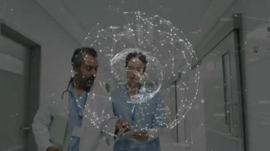 Hemşire ve doktor yürüme koridoru, hemşire tıkırtısı tableti hologramı çalıştırıyor sağlık verileri atıyor. Tıbbi, sağlık, teknoloji, yenilik, işbirliği, profesyonellik, fütüristik