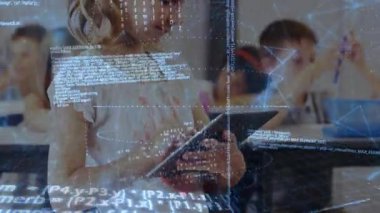 Sınıfta kadın öğrenci tıklama tableti, öğrenme için animasyon kodu ve geometrik elementler. Eğitim, teknoloji, dijital, yenilik, çocukluk, yaratıcılık, e-öğrenme