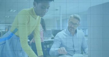 Belgelerle giren bir kadın iş incelemesi yapıyor. Sıraları takip ediyor ve çizgi grafiklerini aktifleştiriyor. İşbirliği, takım çalışması, veri, analiz, ofis, profesyonel, dijital