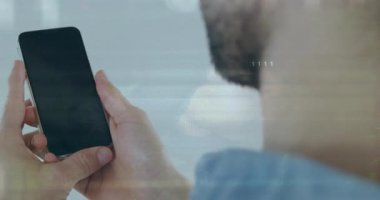 Telefonun görüş alanına girmesi, adamın başparmağı ayarlaması akış kodunu eğmesi analiz için veri taraması. Teknoloji, siber güvenlik, dijital, yenilik, gelecek, arayüz, iletişim