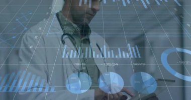 Doktor tableti kaldırıyor ve verileri incelerken holografik tıbbi çizelgeleri yansıtıyor. Klinik, teknoloji, yenilik, fütürist, sağlık, veri, görselleştirme