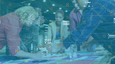 İşletme planlamasına rehberlik eden veri grafiklerini inceledikten sonra çizelgelere yaslanıyorlar. İşbirliği, takım çalışması, yenilik, beyin fırtınası, veri görselleştirme, yaratıcı süreç, ofis ortamı