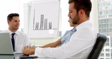 İş arkadaşlarının iş verilerini gözden geçirmesi için bilgisayardaki sohbet simgelerini başlatan sunucu. İşbirliği, takım çalışması, profesyonellik, şirket, iletişim, veri analizi, konferans