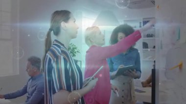 Kıdemli kadın işaret ediyor, meslektaşlar tablet öneriyor ve iş planlama fikirlerini karalıyor. İşbirliği, takım çalışması, beyin fırtınası, yenilik, modernlik, strateji, verimlilik