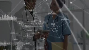 Doktor tableti tıklayarak hasta verilerini etkinleştirirken hemşire de tedavi planlarını analiz ediyor. Tıbbi, işbirliği, dijital, sağlık, takım çalışması, modern, analiz