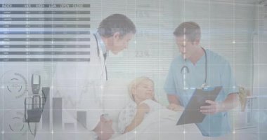 Doktorlar panoya dokunuyor ve hastayı izliyor. Yatağın etrafında animasyon sağlık çizelgeleri oluşturuyorlar. Tıbbi, sağlık, analiz, profesyonel, teşhis, veri görselleştirme, klinik