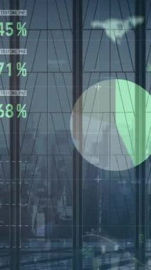 Modern ofiste yürüyen çeşitli iş adamları üzerinde finansal veri işleme animasyonu. küresel iş, finans, bağlantılar ve dijital arayüz konsepti dijital olarak oluşturulmuş video.