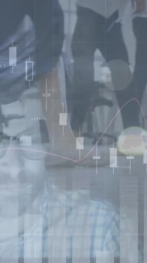 Modern ofiste yürüyen iş adamları üzerinde finansal veri işleme animasyonu. Küresel iş bağlantıları ve veri işleme kavramı dijital olarak oluşturulmuş video.