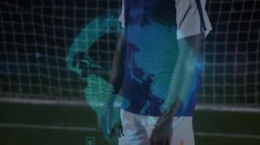 Globe hologramı gece futbolunda beliriyor. Oyuncuları takip etmeye teşvik ediyor. Sonra topla buluşuyor ve tezahürat yapıyor. Teknoloji, yenilik, spor, hareket, zafer, coşku, dijital