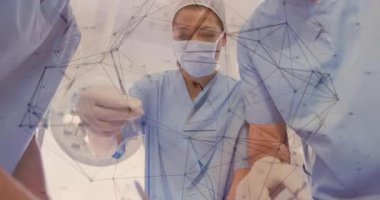 Eldivenli eller ameliyat için neşter ve forseps takıyor. Hemostat ve tüp değişimi yapıyor. Tıbbi, takım çalışması, hassasiyet, operasyon, sağlık, steril, profesyonellik