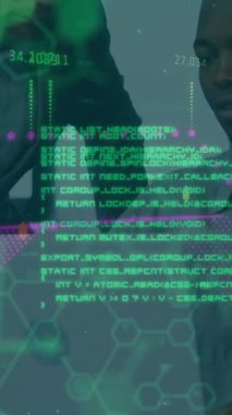 Ofisteki çeşitli iş adamları üzerinde finansal veri işleme animasyonu. Küresel finans, iş, bağlantılar, hesaplama ve veri işleme kavramı dijital olarak oluşturulmuş video.