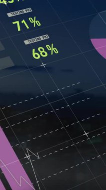 Gökyüzüne karşı modern şehir manzarası üzerinde çok renkli bilgi arayüzünün animasyonu. Dijital bileşik, çoklu pozlama, rapor, iş, büyüme, ilerleme, inşa, küresel ve mimari kavram.