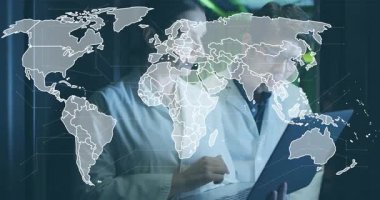 Dizüstü bilgisayar kullanan kadın bilim adamı, dünya haritasını gözlemleyen erkek meslektaşı olarak ağ verilerini analiz ediyor. İşbirliği, yenilik, teknoloji, dijital, analitik, araştırma, fütürizm