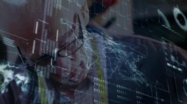 Kıdemli adam gözlüğü ayarlıyor harita verilerini inceliyor klavye güncellemesi yapıyor. Teknoloji, veri, analitik, görselleştirme, yenilik, fütürizm, dijital