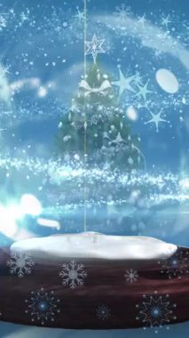 Kar ve yıldızların mavi arka planda kar küresindeki yılbaşı ağacı üzerindeki animasyonları. Noel, gelenek ve kutlama konsepti dijital olarak oluşturuldu.