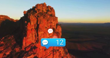 İnsansız hava aracı görüntüsü kumtaşı uçurumundan yükseliyor, sohbet baloncuğu sayısı artıyor ve yorum artışını gözünde canlandırıyor. Hava, manzara, minimalist, veri görselleştirme, teknoloji, manzara, soyut