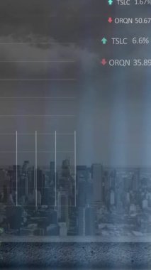 Günümüz şehir manzarasında bulutlu gökyüzüne karşı grafik ve takas panolarının animasyonu. Dijital bileşik, çoklu pozlama, rapor, iş dünyası, borsa, mimari ve gökdelenler kavramı.