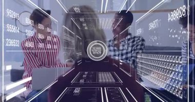 Meslektaşlar iş projelerini tartışırken veri panelleri animasyonlarıyla doktorları ve tabletleri paylaşıyorlar. İşbirliği, takım çalışması, analitik, teknoloji, yenilik, modern, üretkenlik