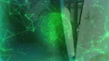 Dönüşümlü yeşil holografik küre. Doktorları çalıştırıyor, monitöre eğiliyor ve ağ verilerini analiz ediyor. Tıbbi, işbirliği, teknoloji, yenilik, sağlık, dijital, analiz