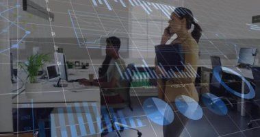 Yönetici, iş yerinden çıkarken 3D iş çizelgesiyle ofise giriyor. Profesyonel, takım çalışması, modern, işbirlikçi, üretkenlik, dinamik, kurumsal