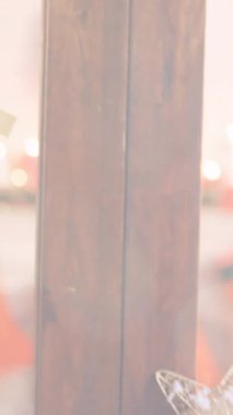 Kış manzarasının animasyonu pencerenin arkasından görülebiliyor. Noel, gelenek ve kutlama konsepti dijital olarak oluşturuldu.