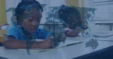 Öğrenciler eğitim sırasında ders kitapları yazarken harita grafikleri zayıflıyor ve veri simgeleri yayılıyor. Sınıf arkadaşları, eğitim, öğrenme, teknoloji, dijital, yenilik, işbirliği