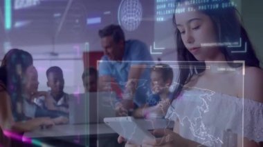 Genç kız tablet tıkırdatıyor sınıfta sanal harita değiştiriyor, öğretmen öğrencileri dizüstü bilgisayarla yönlendiriyor. Etkileşimli, eğitim, teknoloji, yenilik, işbirliği, dijital, sınıf