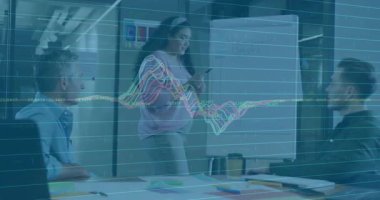 Ters grafik eksenlerinde el kol hareketi yapan sunucu dalga biçimini etkinleştiriyor ve iş arkadaşları iş verilerini kaydediyor. Profesyonel, takım çalışması, analitik, sunum, işbirliği, modern, kurumsal