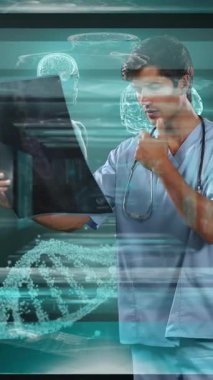 Kafkas erkek doktor üzerinde röntgenle veri işleme animasyonu. küresel tıp ve dijital arayüz kavramı dijital olarak üretilen video.