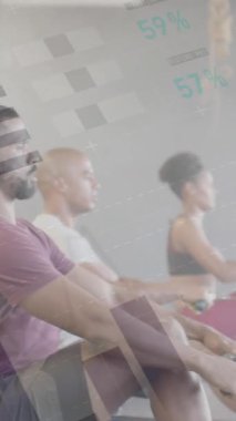 Beden eğitiminde kürek çekme makinelerinde çeşitli gruplar üzerine arayüz işleme verilerinin animasyonu. Fitness, egzersiz, güç, veri, dijital arayüz ve dijital olarak üretilen video.