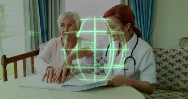 Hemşire dosyasını çeviriyor ve kıdemli hastalara sağlık kayıtlarında rehberlik ederken hologram dünyasını etkinleştiriyor. Sağlık, teletıp, dijital, eğitim, yaşlı bakımı, teknoloji, danışma