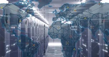 Haritayı gösteren sunucu koridoru, ağ izleme için sınır çizgileri oluşturuluyor ve simgeler birbirine bağlanıyor. Teknoloji, siber güvenlik, dijital, veri, altyapı, bağlantı, ağ